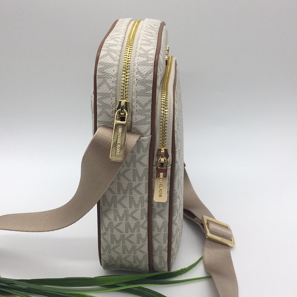 MICHAEL KORS MD FLIGHT CROSSBODY Bag VANILLA
NWT - Picture 5 of 8